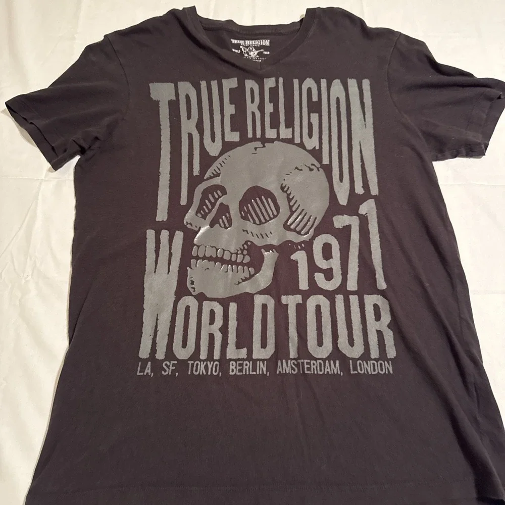 SHIRT TRUE RELIGION MENS MEDIUM Black GRAY VNECK SKULL‎ Short Sleeve Graphic T-